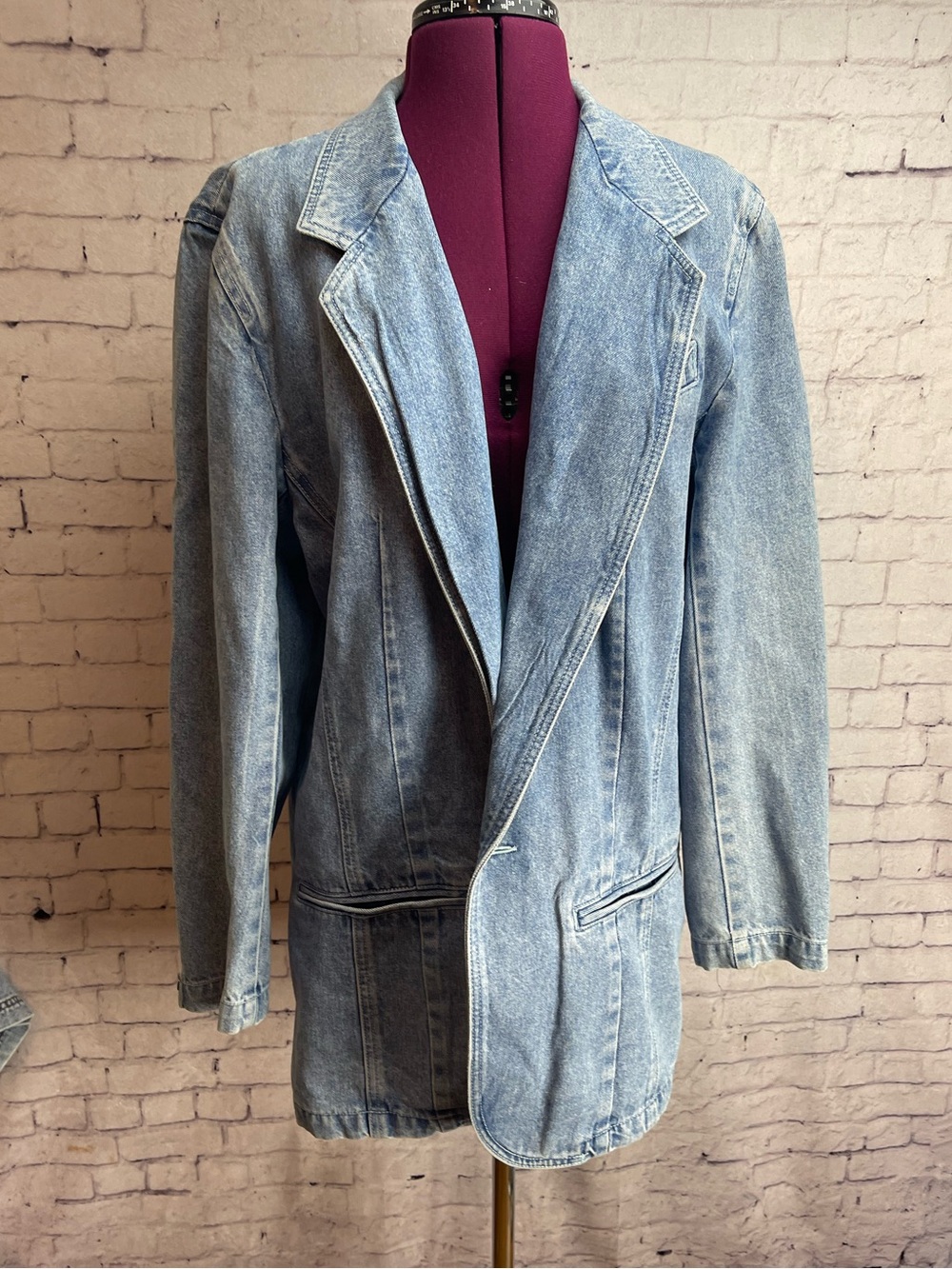 Liz Wear vintage denim blazer size 12 missing button